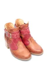 Bota de cuero color beige con hebilla y taco cuadrado.