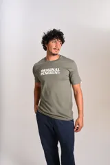 Remera verde militar de manga corta, con cuello redondo y estampa frontal con la inscripción "Original Penguin" en color blanco.