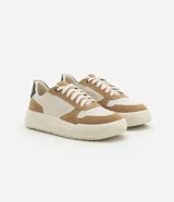 Championes casual de VIKO confeccionados en material sintético color beige, con recortes en cuero color marrón claro y detalle en azul marino en el talón.