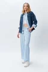 Pantalón largo de tela rayada celeste y blanco, con cintura elástica.