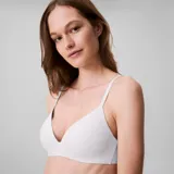 Sujetador Calvin Klein modelo Perfectly Fit, diseñado sin aros con copas de espuma elástica y acabado en microfibra suave. Presenta tirantes ajustables multiposición y cierre de corchetes en la espalda.