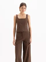 Top de poliamida y elastano color marrón, estilo corset con escote cuadrado, breteles anchos y recortes frontales que entallan la figura.