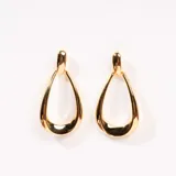 Aros colgantes dorados con forma de lágrima.