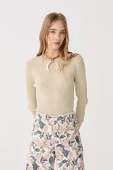 Top dorado de lurex con escote a la base y mangas largas.