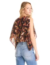 Blusa de gasa con estampado abstracto en tonos marrones y negros. Presenta cuello a la base, diseño de mangas tipo capa con aberturas laterales y silueta holgada con ruedo en punto smock.