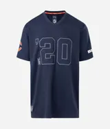 Remera deportiva de manga corta color azul marino, con cuello en V y estampa frontal de los Chicago Bears con numeración en tono blanco. Confeccionada en poliéster con tecnología dry de secado rápido.