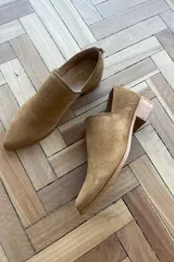 Zapatito tipo botineta de gamuza color tostado, con punta fina y taco cuadrado de madera. Diseño minimalista con corte lateral.