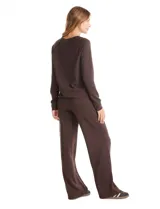 Conjunto de dos piezas compuesto por un buzo de cuello redondo con mangas raglán y un pantalón de pierna ancha con cintura elástica. Confeccionado en tejido de tacto suave con puños acanalados.