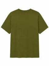 Remera de manga corta color verde militar, con cuello redondo y diseño gráfico estampado en el centro del pecho con texto en tipografía ovalada.