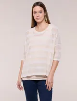 Buzo de tejido calado a rayas horizontales en tonos beige y blanco, de corte holgado, mangas cortas y escote redondo. Incluye musculosa interna básica en color beige.