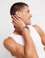 Pulsera de cuero marrón con doble tira, con dos tubos plateados y cierre de gancho.