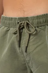 Short de baño de corte relajado en color gris azulado con efecto lavado. Cuenta con cintura elastizada con cordón ajustable, bolsillos laterales y una pequeña etiqueta decorativa en el ruedo.