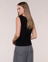 Musculosa de tejido de punto acanalado negro, de calce al cuerpo con escote bote y diseño sin mangas.