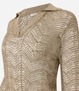 Blusa de punto color dorado con cuello polo, mangas largas y diseño calado.