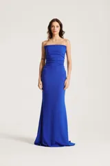 Vestido largo azul de fiesta, strapless con escote palabra de honor, diseño al cuerpo con fruncidos en el torso y falda de silueta sirena.