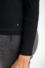 Polera negra de viscosa con cuello alto y mangas largas.