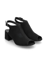 Sandalia peep toe color negro, confeccionada en cuero, con taco cuadrado medio y tira ajustable en el talón con hebilla metálica.