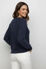 Sweater de algodón color azul marino, de manga larga y cuello redondo, con diseño de punto trenzado en el frente y los laterales.