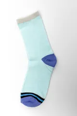 Pack de tres pares de medias estilo crew con diseños geométricos y combinaciones de colores celestes, azules, naranjas y blancos.