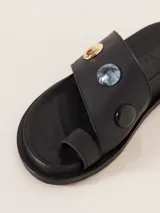 Sandalia de cuero vacuno liso color negro, con dos tiras fijas en la capellada y suela antideslizante.