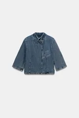 Blazer cropped de denim azul con cuello subido, manga corta y bolsillo de vivo en el pecho. Cierre frontal con botón.