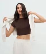 Blusa cropped de Blue Steel, confeccionada en algodón con elastano. Presenta cuello redondo, mangas cortas y un diseño básico ajustado al cuerpo.