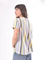 Remera blanca con estampado abstracto en color marrón.