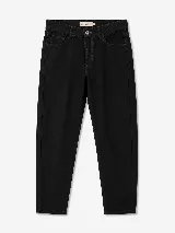 Pantalón de gabardina negro, de corte recto y tiro bajo, con bolsillos tipo jean en la parte delantera y trasera.