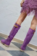 Botas altas de gamuza color rojo con forro de cuero, cierre lateral y suela de goma.