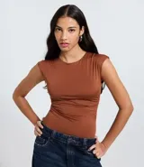 Body blanco de manga corta con escote redondo y fruncidos laterales.