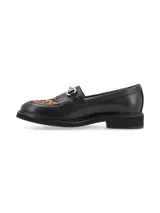 Zapato mocasín de cuero negro con detalles de flecos, hebilla metálica y empeine con estampado animal print tipo leopardo. Cuenta con suela liviana de EVA.