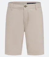 Bermuda de sarga color blanco, de corte recto y diseño básico con bolsillos laterales y traseros.