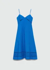 Vestido midi de corte evasé, color azul vibrante, con escote en pico y tirantes finos ajustables. Presenta un diseño de escote vuelto y detalles bordados.