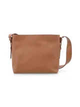 Cartera tipo bandolera de cuero color marrón, con diseño minimalista, correa ajustable y cierre superior.