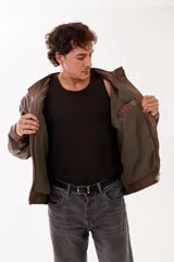 Campera estilo biker de cuero genuino color marrón, con cierre frontal metálico y bolsillos laterales con cierre. Presenta un diseño de corte amplio y estructura robusta.