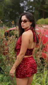 Top halter de lentejuelas rojas con escote profundo y espalda descubierta.