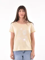 Remera color crema con estampado de figuras geométricas en blanco.