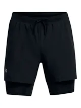 Short deportivo 2 en 1 Under Armour, compuesto por un short exterior ligero de tejido técnico y un short interior de compresión integrado. Presenta cintura elástica con cordón interno, bolsillos laterales y logo reflectante en el frente.