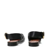 Zapatos destalonados negros de cuero, con punta cuadrada, tacón bajo y tira trasera ajustable con hebilla metálica dorada.