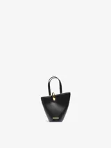 Bolso tipo cubo Jacquemus Le Petit Bambola de piel lisa color negro, con asas dobles, detalle de anilla metálica dorada en la parte superior y logotipo dorado impreso en la base.