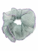 Colero scrunchie de gasa verde menta con estampado de lunares morados y borde con costura decorativa en hilo morado.