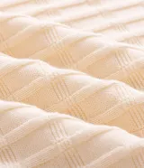 Remera Marfinno de manga corta para hombre, confeccionada en algodón con textura geométrica de cuadraditos. Presenta escote redondo y terminaciones acanaladas en cuello y ruedo.