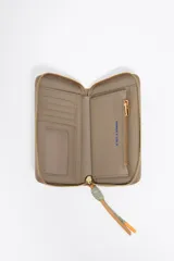 Billetera mediana de estructura rígida en color marrón topo, con cierre perimetral de cremallera y tirador decorativo de cordón. Presenta el logo de la marca aplicado en letras metálicas doradas en el frente.