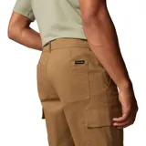 Pantalon cargo de hombre color marron, con bolsillos laterales con cierre de velcro y bolsillos posteriores. Confeccionado en tejido elastico con tecnologia de proteccion solar.