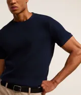 Remera de algodón azul marino, de corte slim, cuello redondo y manga corta, con diseño de textura acanalada.