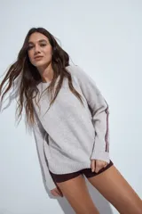 Short de tiro medio con calce ajustado, diseño minimalista y versátil en color negro.