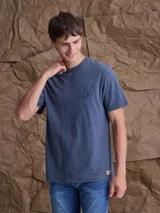 Remera de algodón color azul jaspeado, con cuello redondo, manga corta y estampa pequeña de un gato en el pecho.