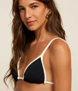 Top de bikini triangular negro con bies contrastante en color blanco y tirantes finos ajustables.
