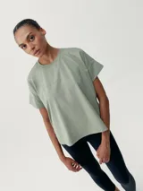 Remera de manga corta con calce oversize y cuello redondo. Confeccionada en tejido de poliéster, presenta un diseño de hombros caídos y un sutil estampado tonal en el pecho.
