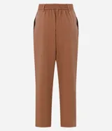 Pantalón de vestir color marrón, de corte recto y tiro alto, con cierre frontal y bolsillos delanteros.